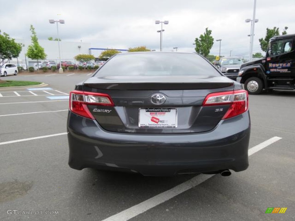 2013 Camry SE - Magnetic Gray Metallic / Black photo #18