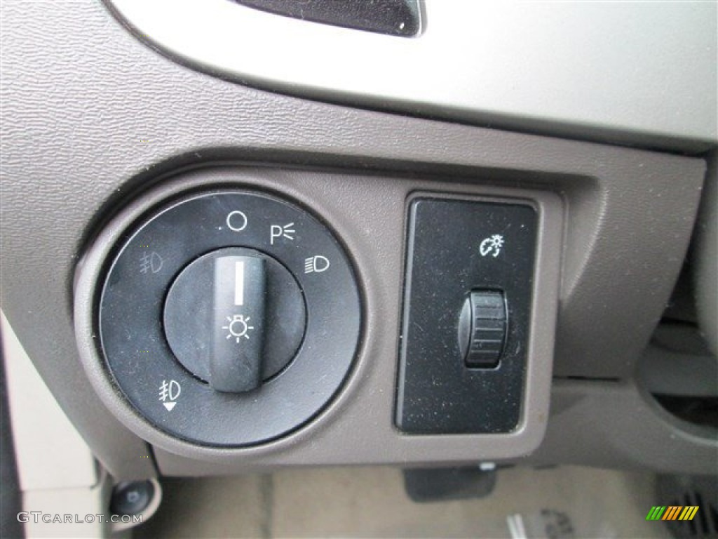 2010 Ford Focus SES Sedan Controls Photo #80931234