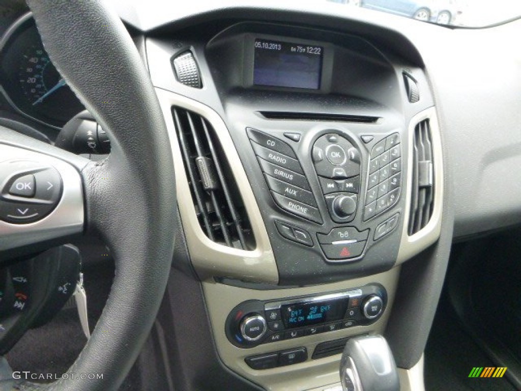 2012 Ford Focus SEL Sedan Controls Photos