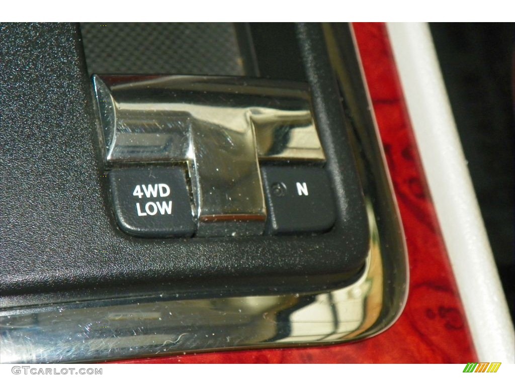 2006 Jeep Commander Limited 4x4 Controls Photo #80949493