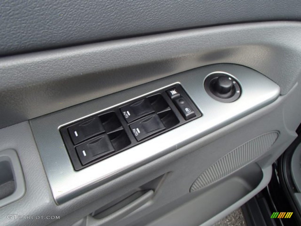 2006 Jeep Grand Cherokee Laredo 4x4 Controls Photo #80978446