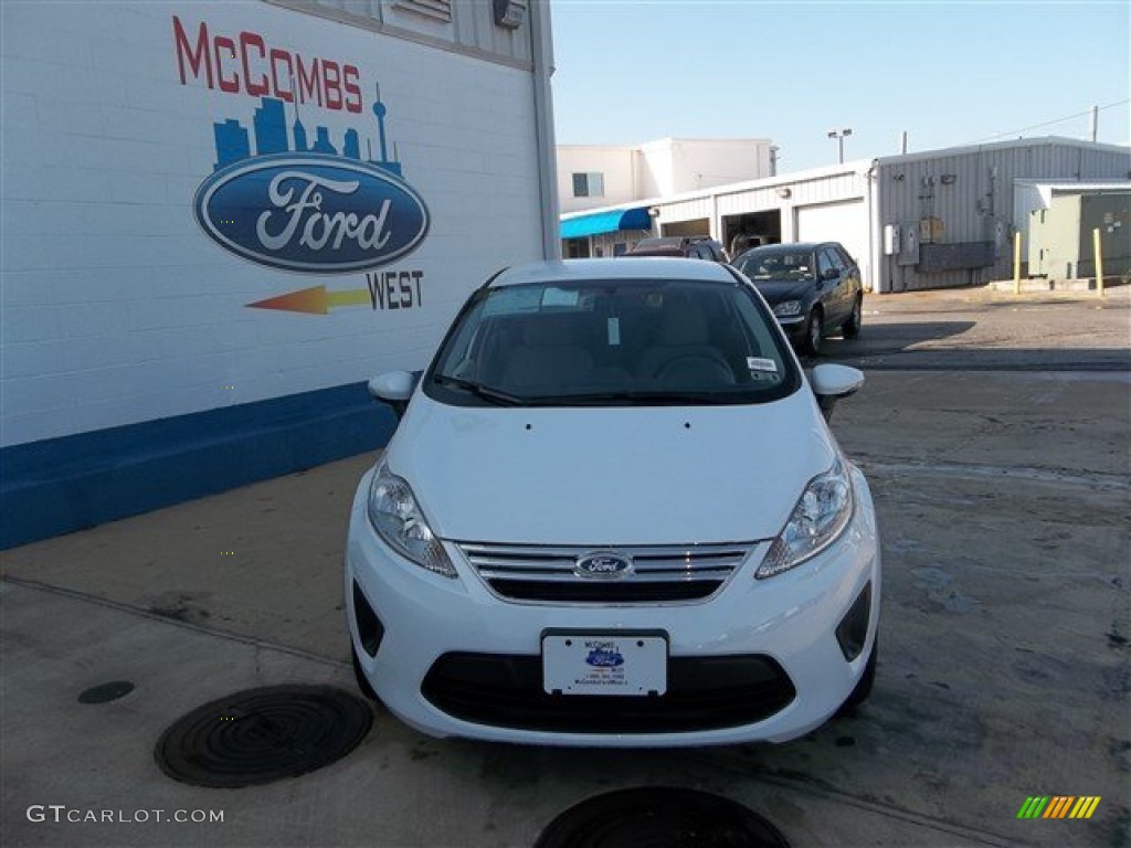 2013 Fiesta SE Sedan - Oxford White / Charcoal Black/Light Stone photo #1