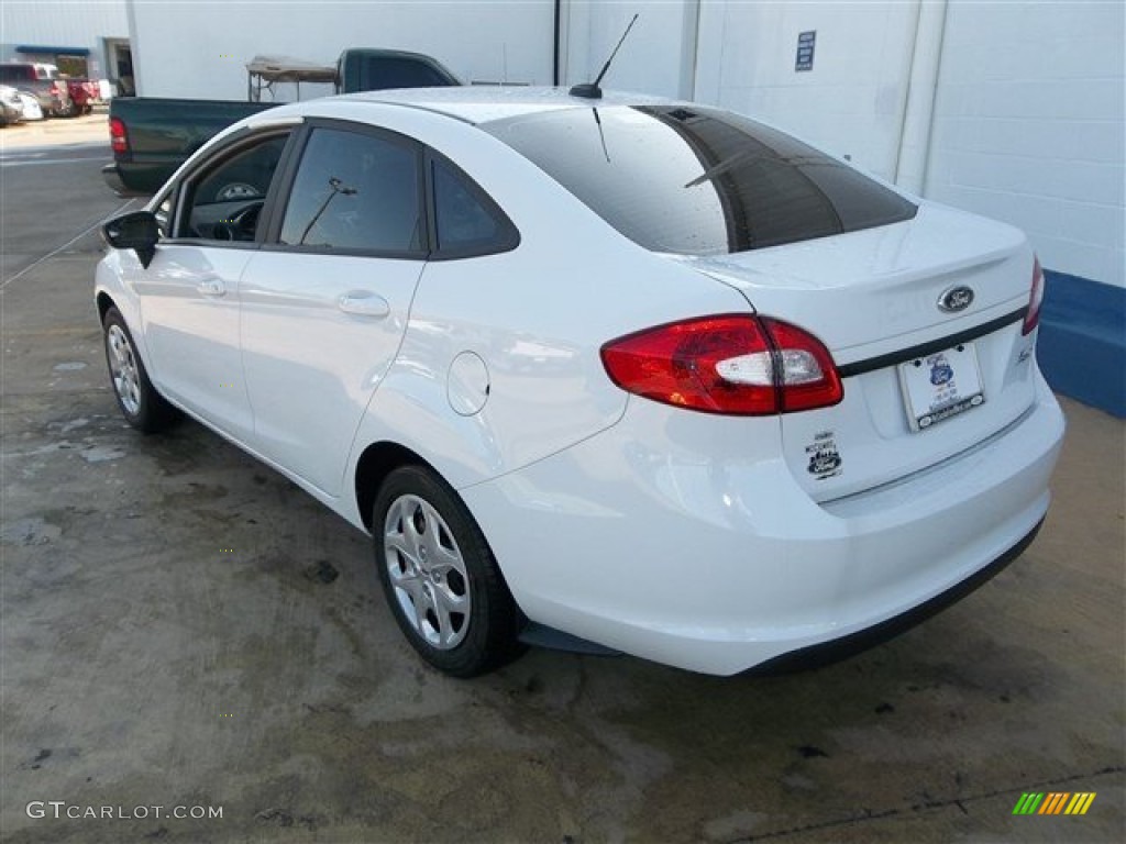 2013 Fiesta SE Sedan - Oxford White / Charcoal Black/Light Stone photo #4