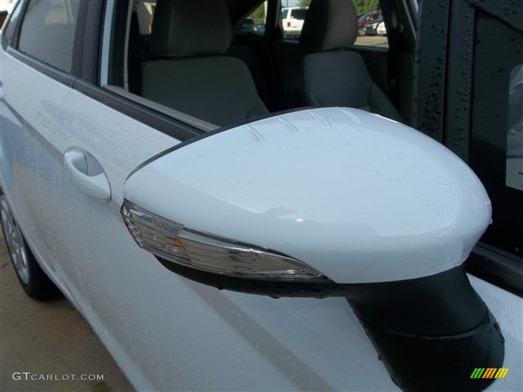 2013 Fiesta SE Sedan - Oxford White / Charcoal Black/Light Stone photo #11