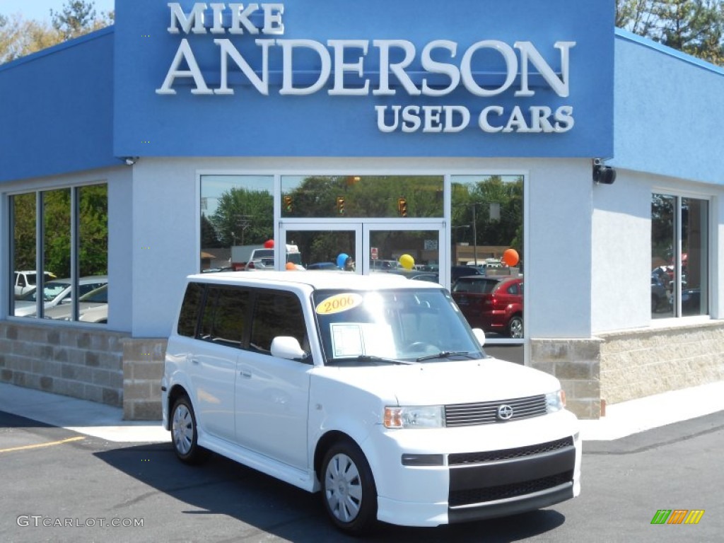 2006 xB  - Polar White / Dark Charcoal photo #1