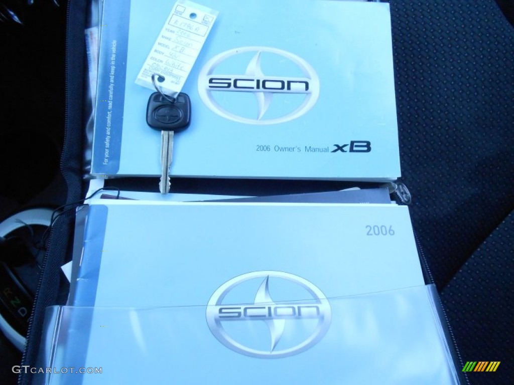 2006 xB  - Polar White / Dark Charcoal photo #21