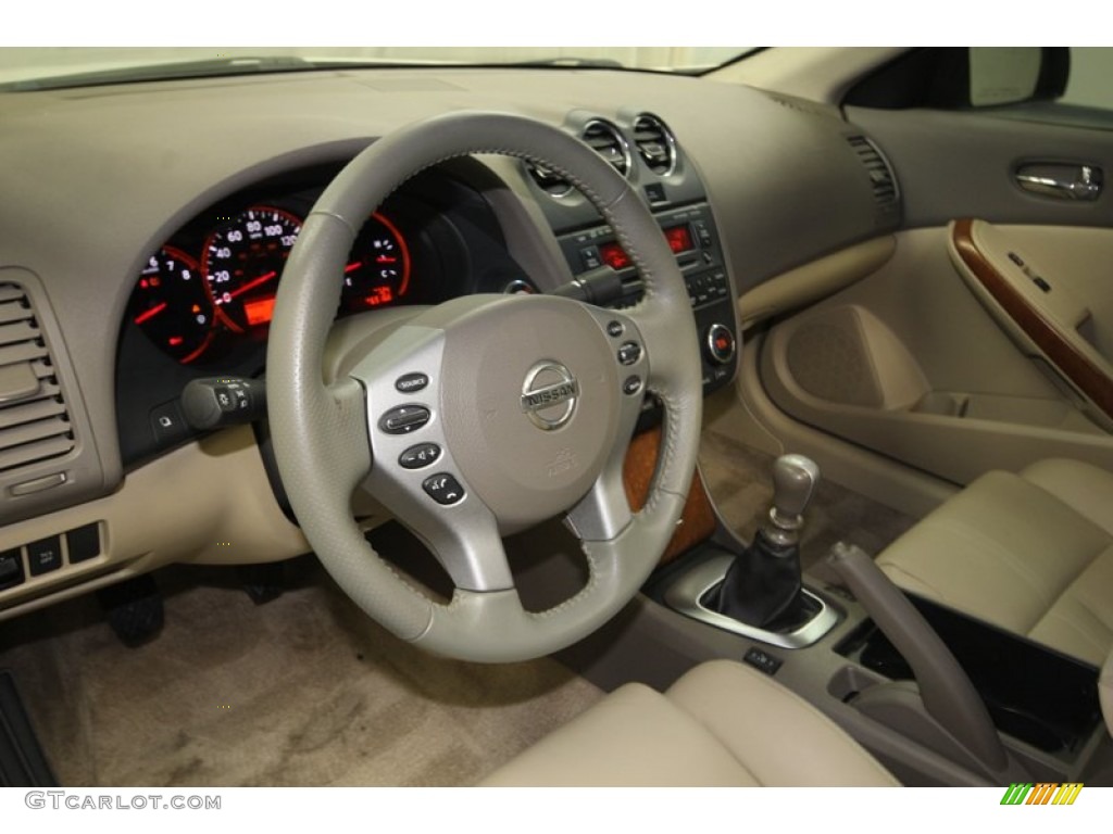 2008 Nissan Altima 3.5 SE Coupe Blond Steering Wheel Photo #80998364