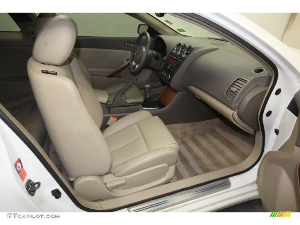 2008 Nissan Altima 3.5 SE Coupe Front Seat Photo #80998505