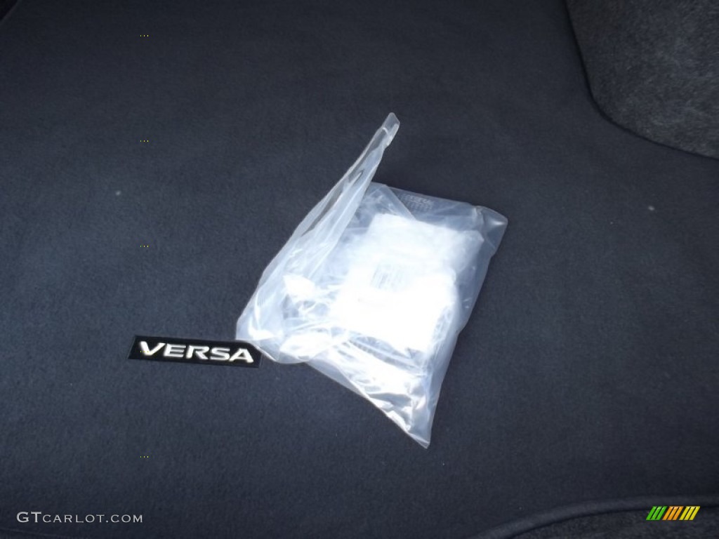 2012 Versa 1.6 SV Sedan - Fresh Powder White / Charcoal photo #17