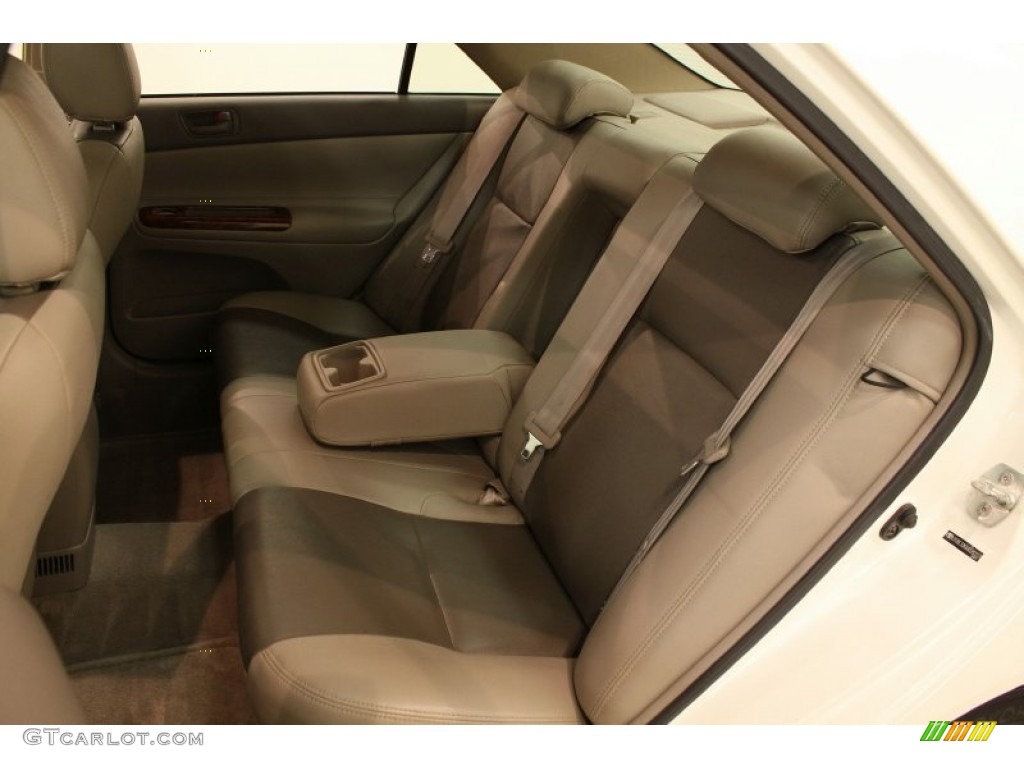 2004 Camry LE - Crystal White / Taupe photo #20