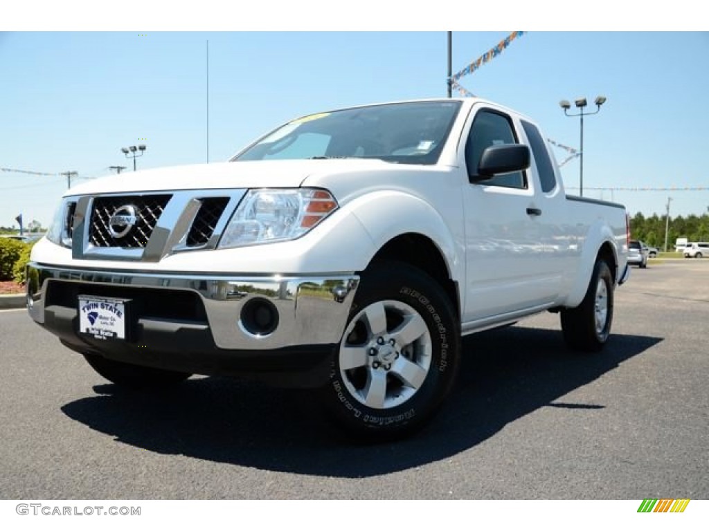 2011 Frontier SV V6 King Cab - Avalanche White / Beige photo #1