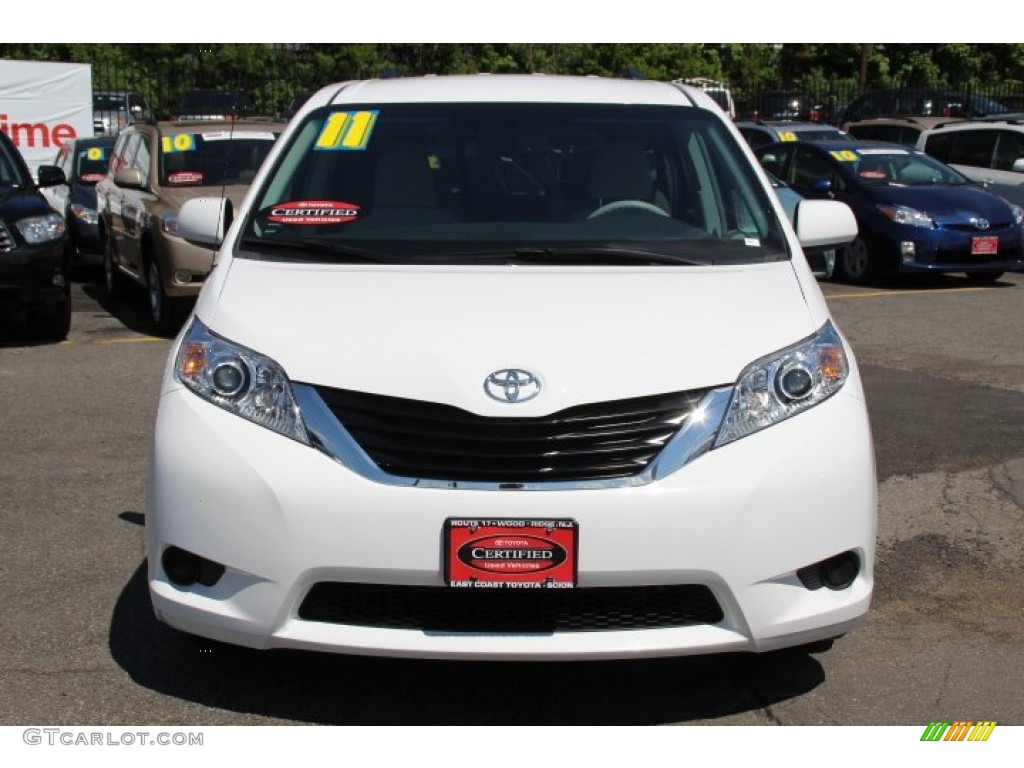 2011 Sienna LE - Super White / Light Gray photo #2