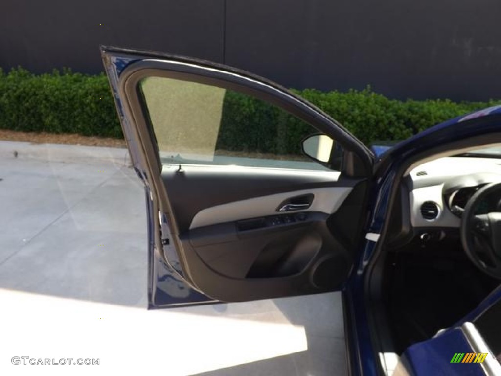 2013 Cruze LT - Blue Topaz Metallic / Medium Titanium photo #26