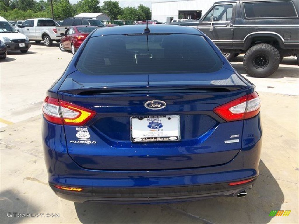 2013 Fusion SE 1.6 EcoBoost - Deep Impact Blue Metallic / SE Appearance Package Charcoal Black/Red Stitching photo #5