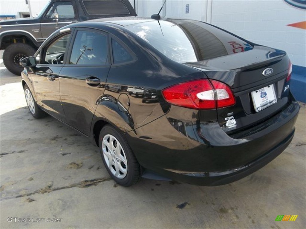 2013 Fiesta SE Sedan - Tuxedo Black / Charcoal Black photo #4