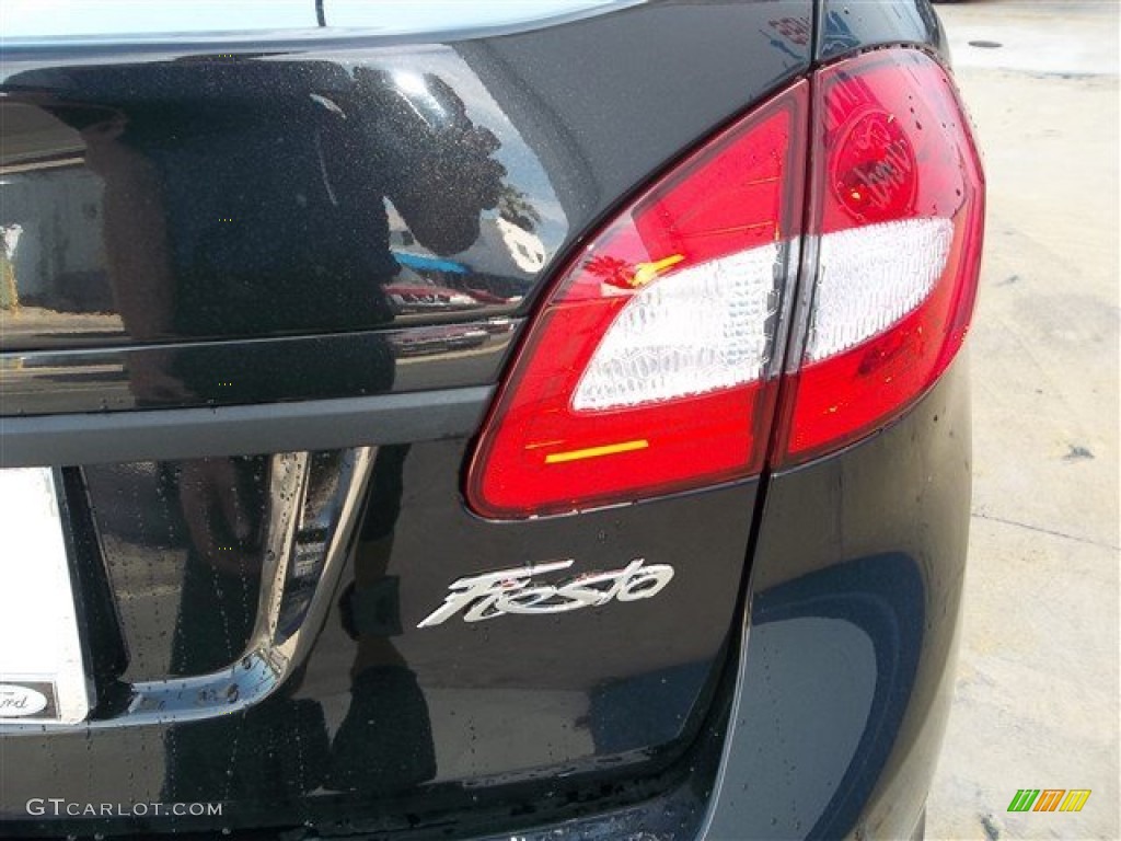 2013 Fiesta SE Sedan - Tuxedo Black / Charcoal Black photo #6