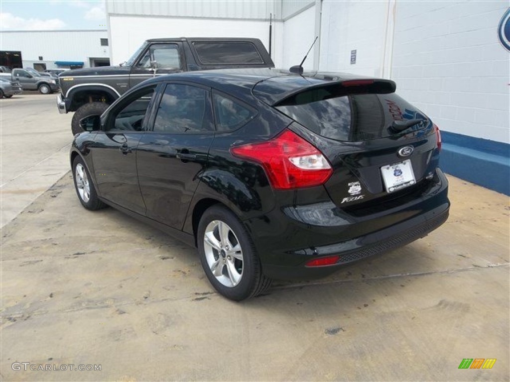 2013 Focus SE Hatchback - Tuxedo Black / Charcoal Black photo #4