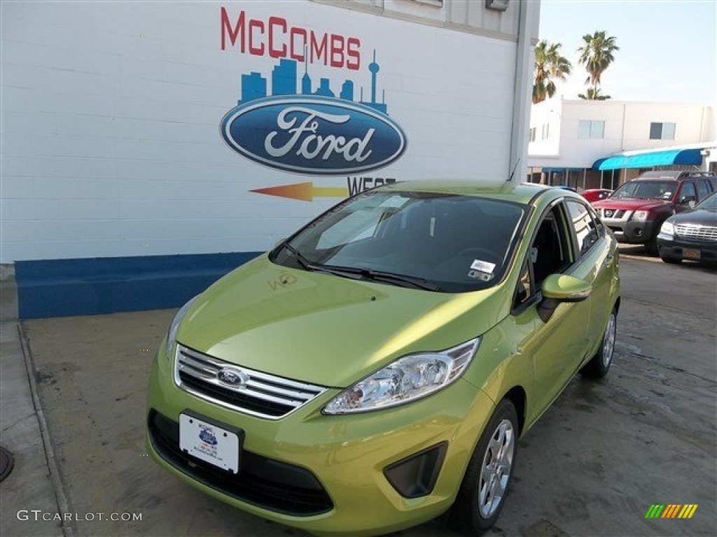 2013 Fiesta SE Sedan - Lime Squeeze / Charcoal Black photo #2