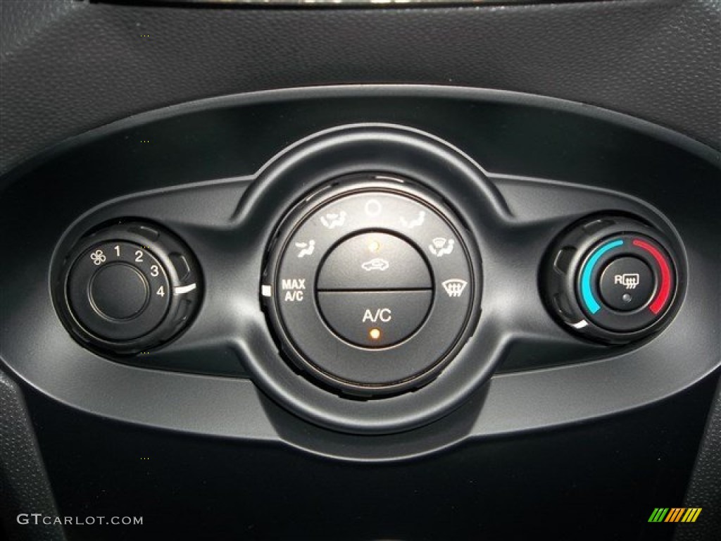 2013 Fiesta SE Sedan - Lime Squeeze / Charcoal Black photo #27
