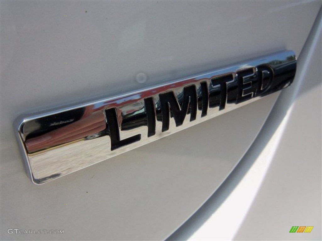 2013 Hyundai Sonata Hybrid Limited Marks and Logos Photos