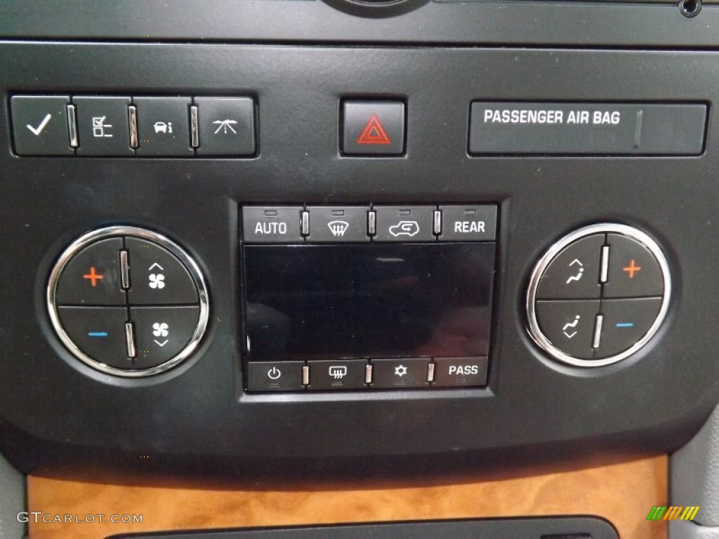 2010 Buick Enclave CXL Controls Photo #81105328