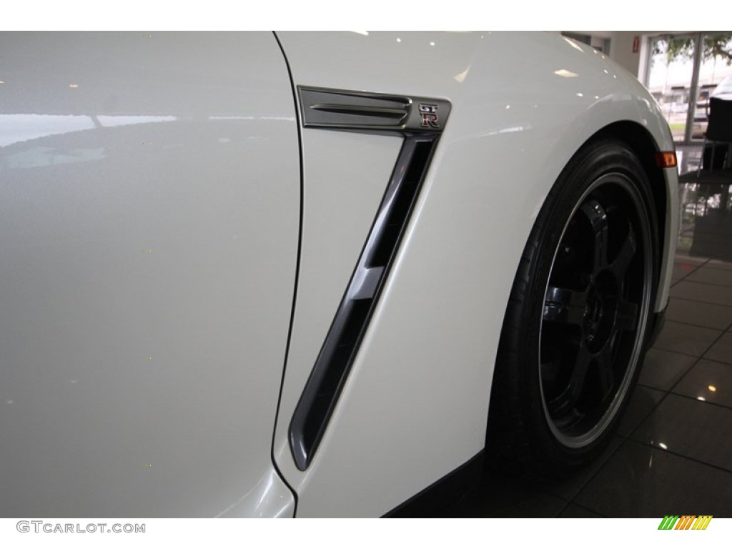 2013 Nissan GT-R Black Edition Marks and Logos Photos