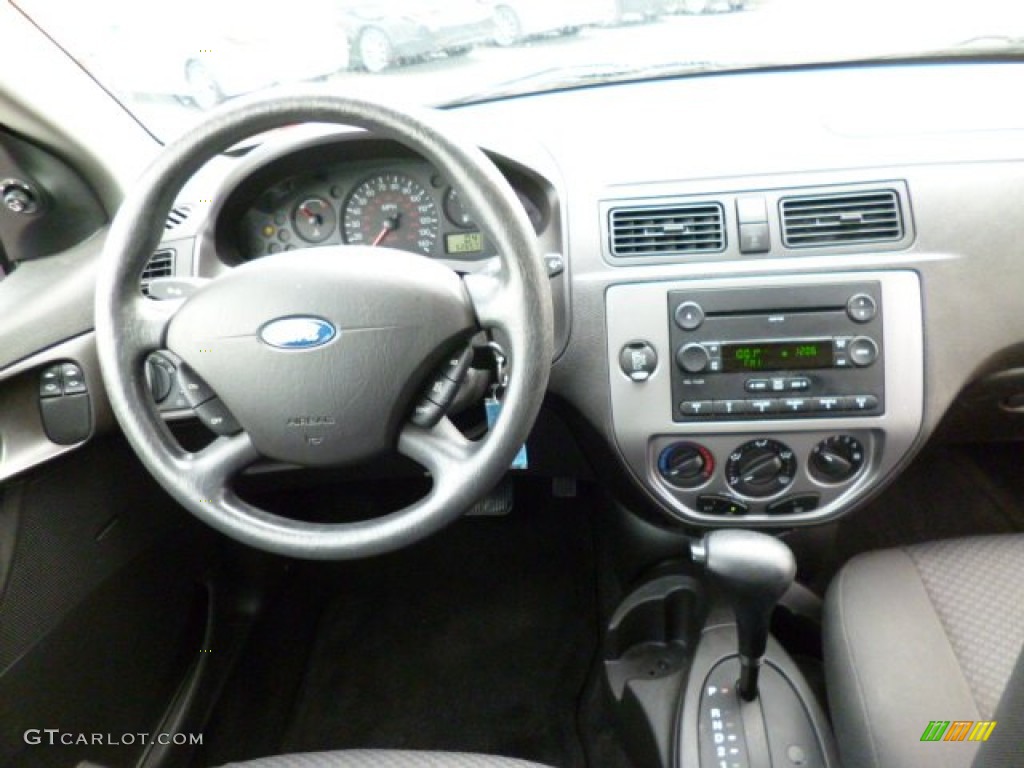 2007 Ford Focus ZX3 SE Coupe Charcoal Dashboard Photo #81153420