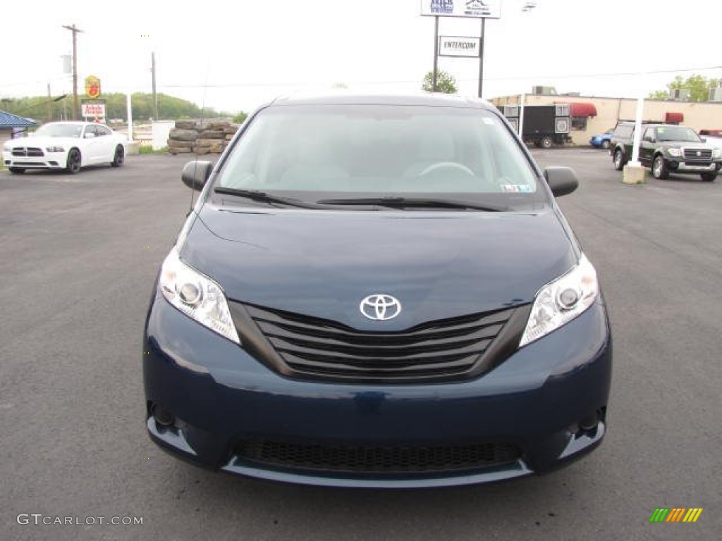 2011 Sienna V6 - South Pacific Blue Pearl / Light Gray photo #2