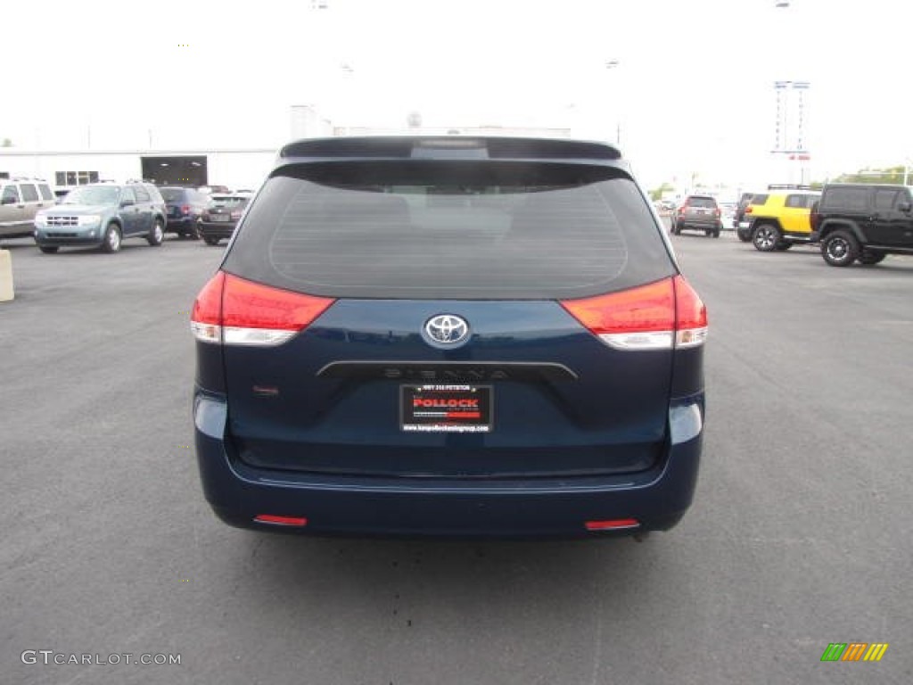 2011 Sienna V6 - South Pacific Blue Pearl / Light Gray photo #6