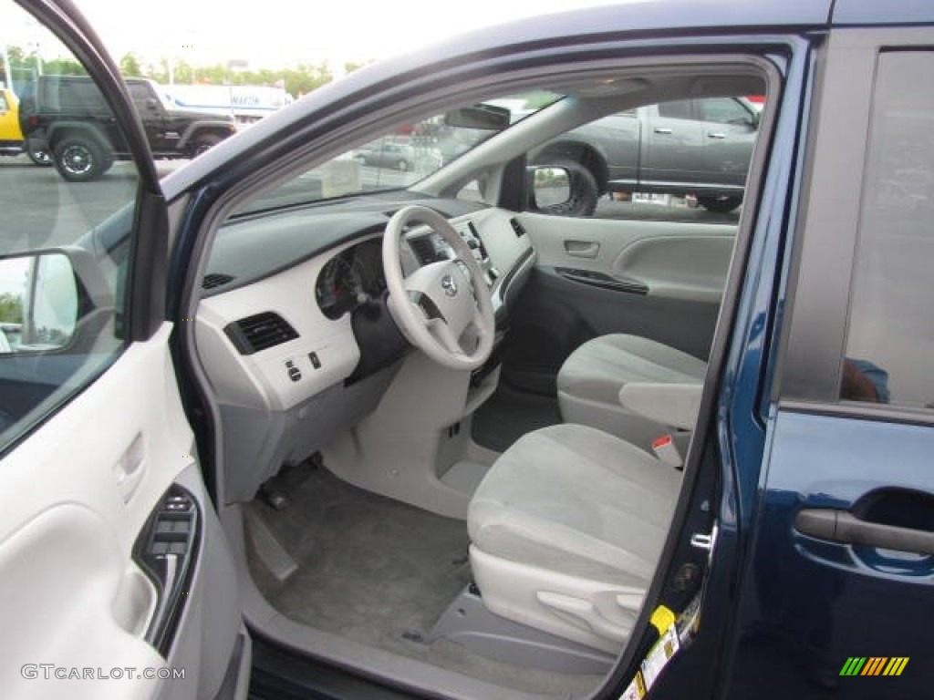 2011 Sienna V6 - South Pacific Blue Pearl / Light Gray photo #17