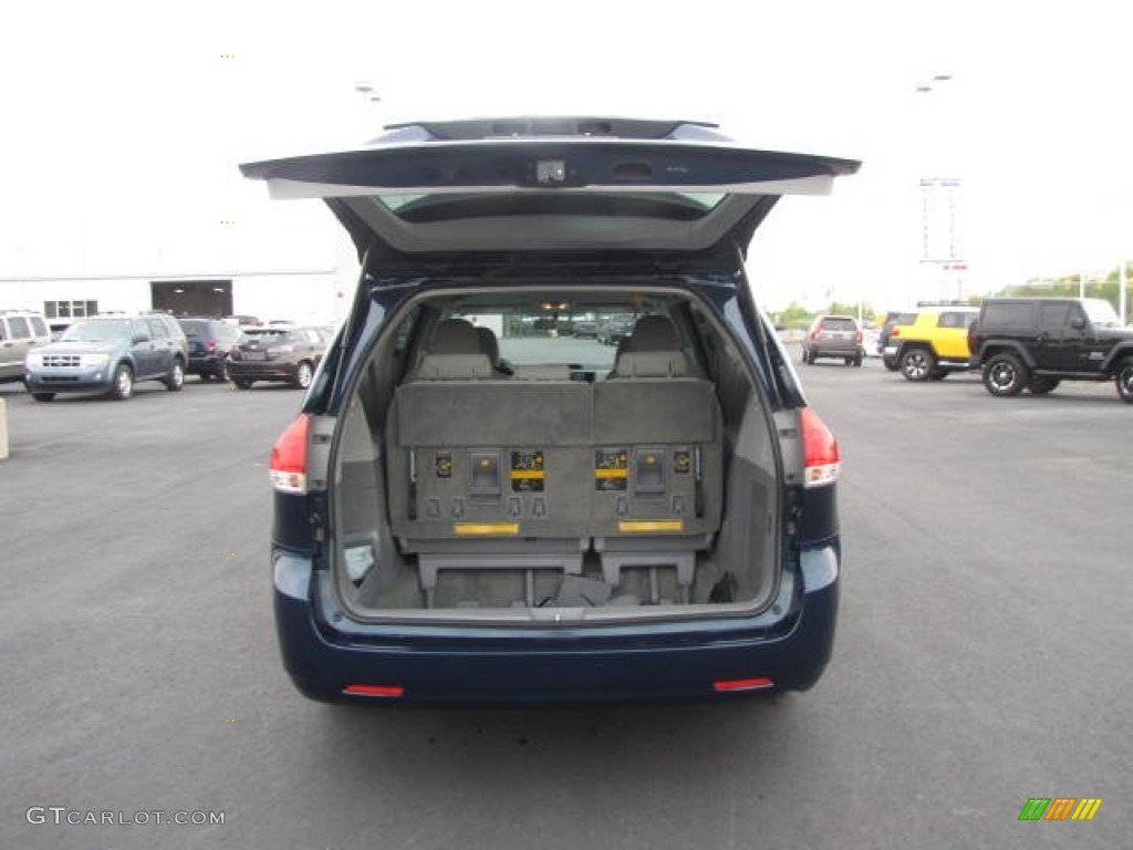 2011 Sienna V6 - South Pacific Blue Pearl / Light Gray photo #29