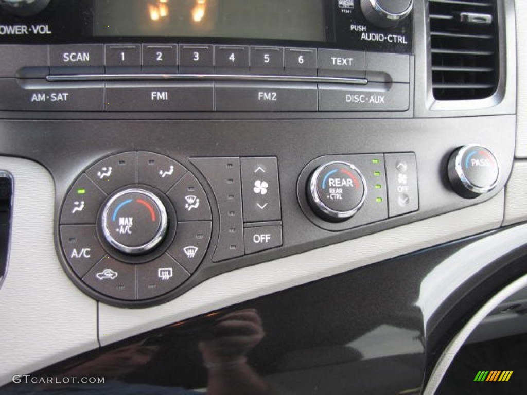 2011 Sienna V6 - South Pacific Blue Pearl / Light Gray photo #32