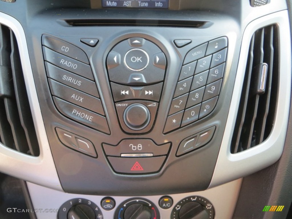 2012 Ford Focus SE 5-Door Controls Photo #81162387