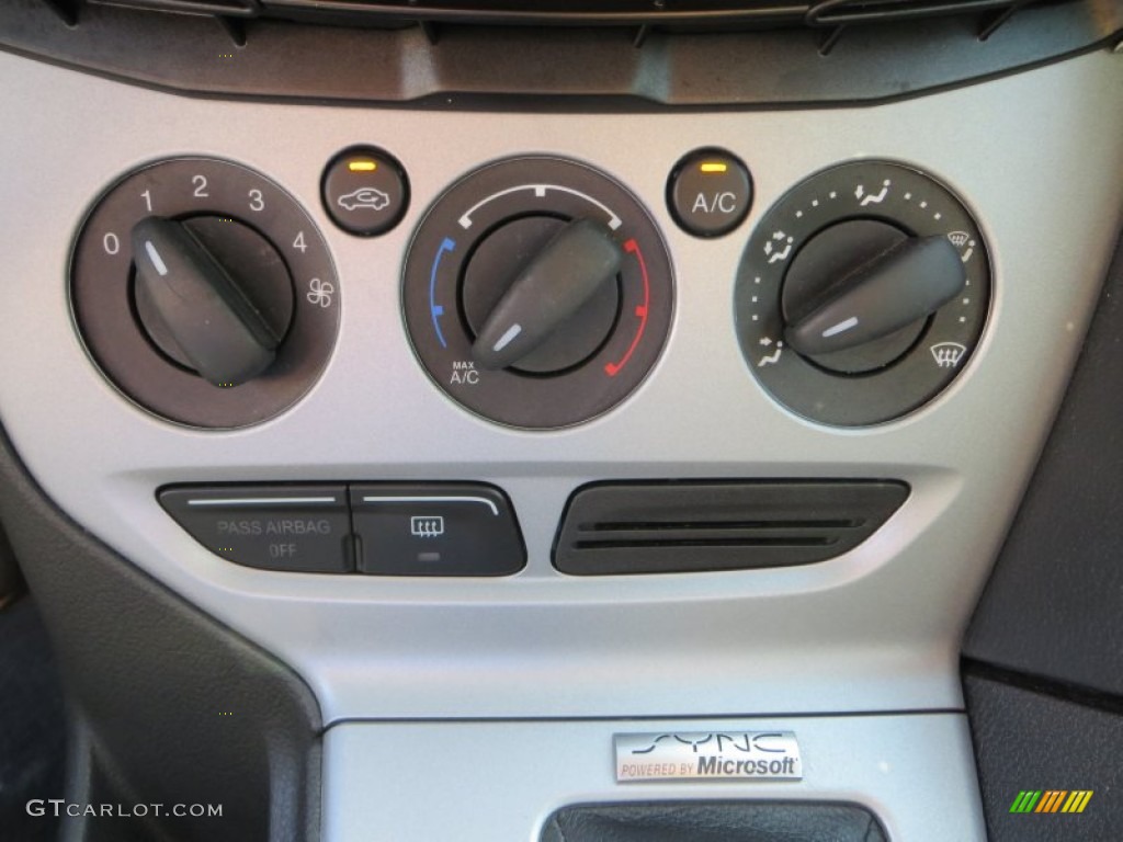 2012 Ford Focus SE 5-Door Controls Photo #81162409