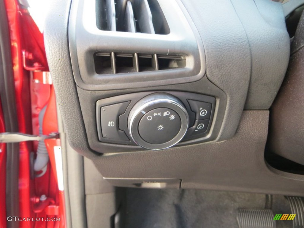 2012 Ford Focus SE 5-Door Controls Photos