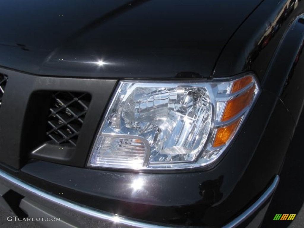 2011 Frontier SV V6 King Cab 4x4 - Super Black / Graphite photo #9