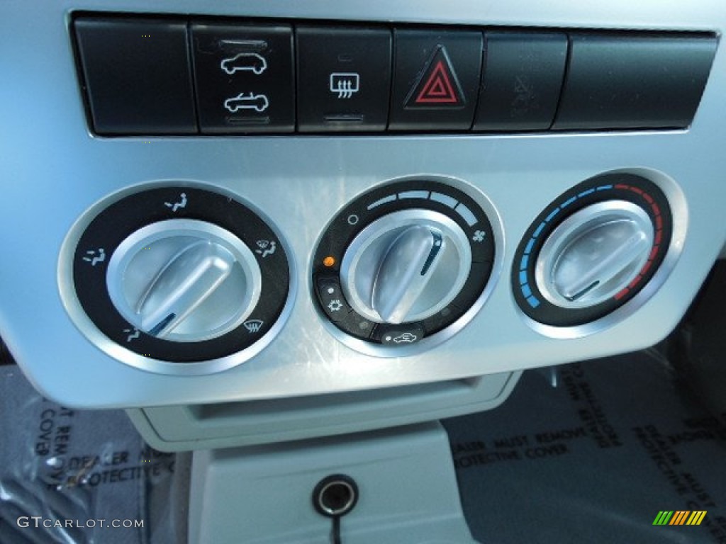 2007 Chrysler PT Cruiser Convertible Controls Photo #81165069