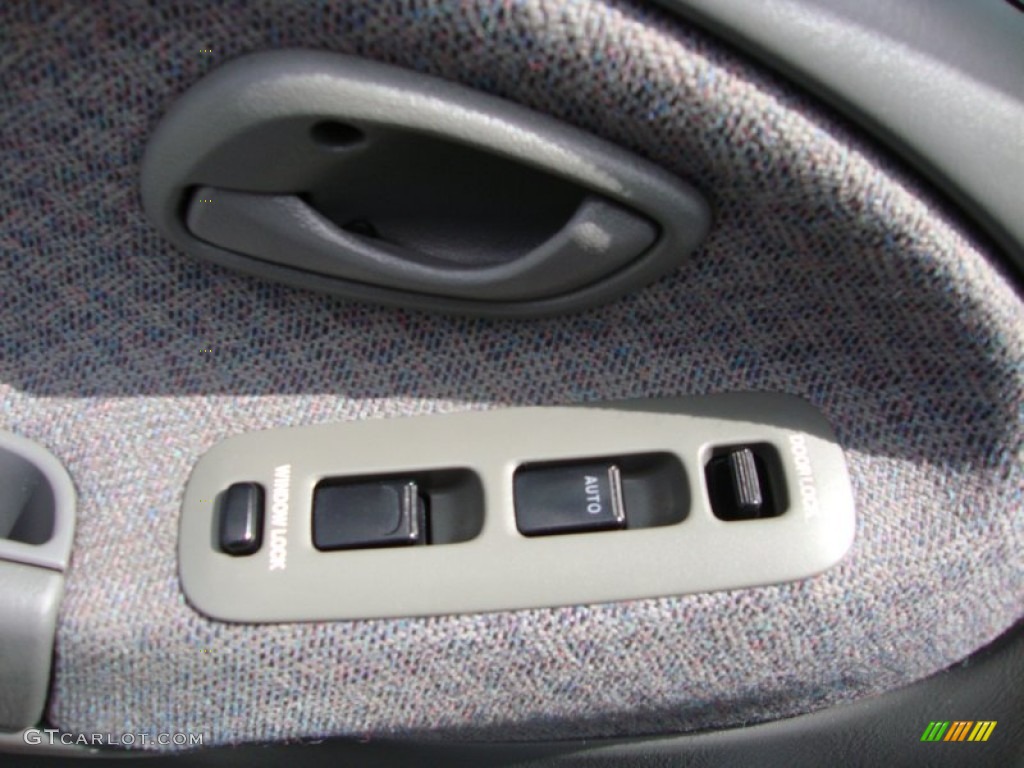 2002 Chevrolet Tracker Convertible Controls Photo #81167439