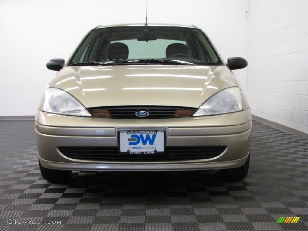 2000 Focus SE Sedan - Fort Knox Gold Metallic / Medium Parchment photo #2