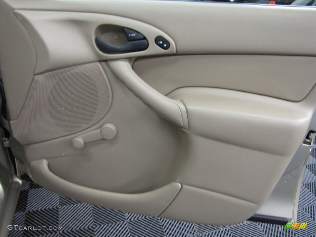 2000 Focus SE Sedan - Fort Knox Gold Metallic / Medium Parchment photo #13