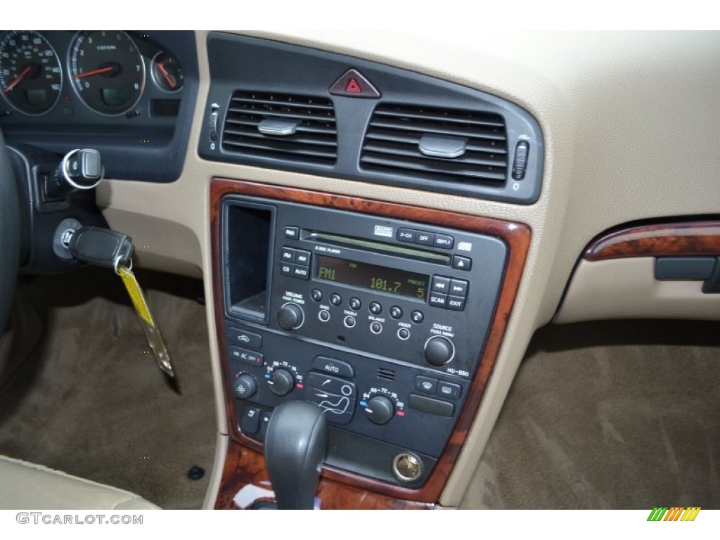2007 Volvo S60 2.5T Controls Photos