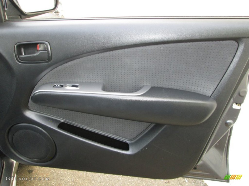 2005 Mitsubishi Outlander XLS AWD Charcoal Door Panel Photo #81216060
