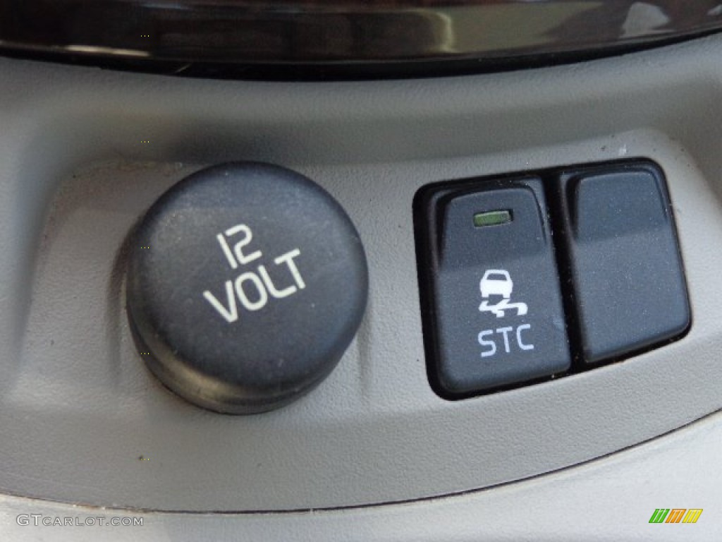2005 Volvo S40 2.4i Controls Photo #81234013