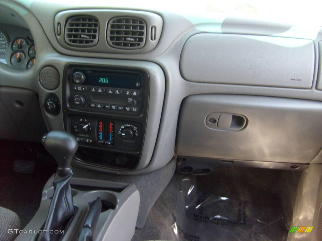 2004 TrailBlazer LS - Silver Green Metallic / Light Cashmere photo #25