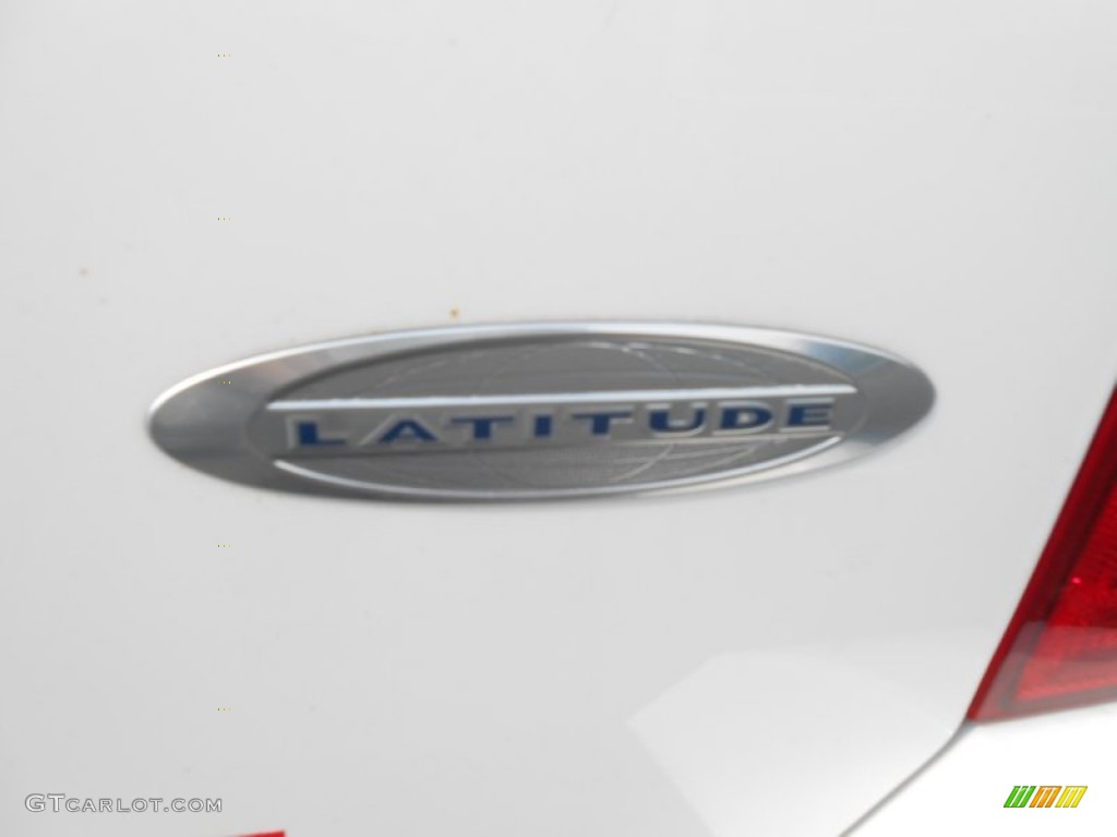 2011 Patriot Latitude 4x4 - Bright White / Dark Slate Gray/Light Pebble photo #27