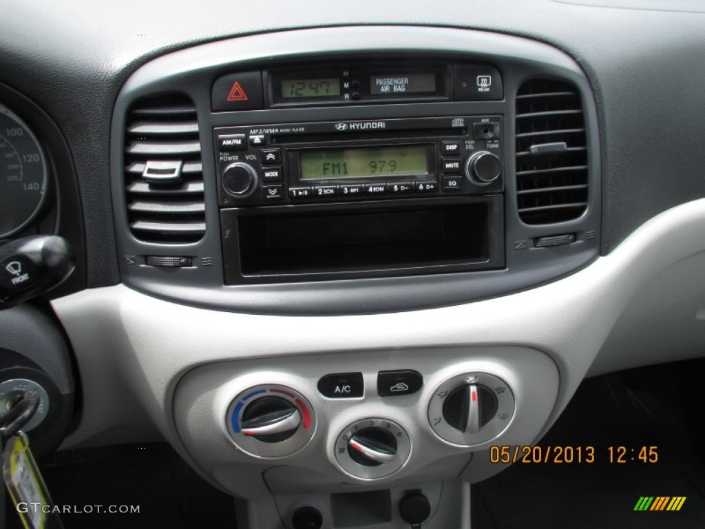 2009 Hyundai Accent GLS 4 Door Controls Photo #81275457
