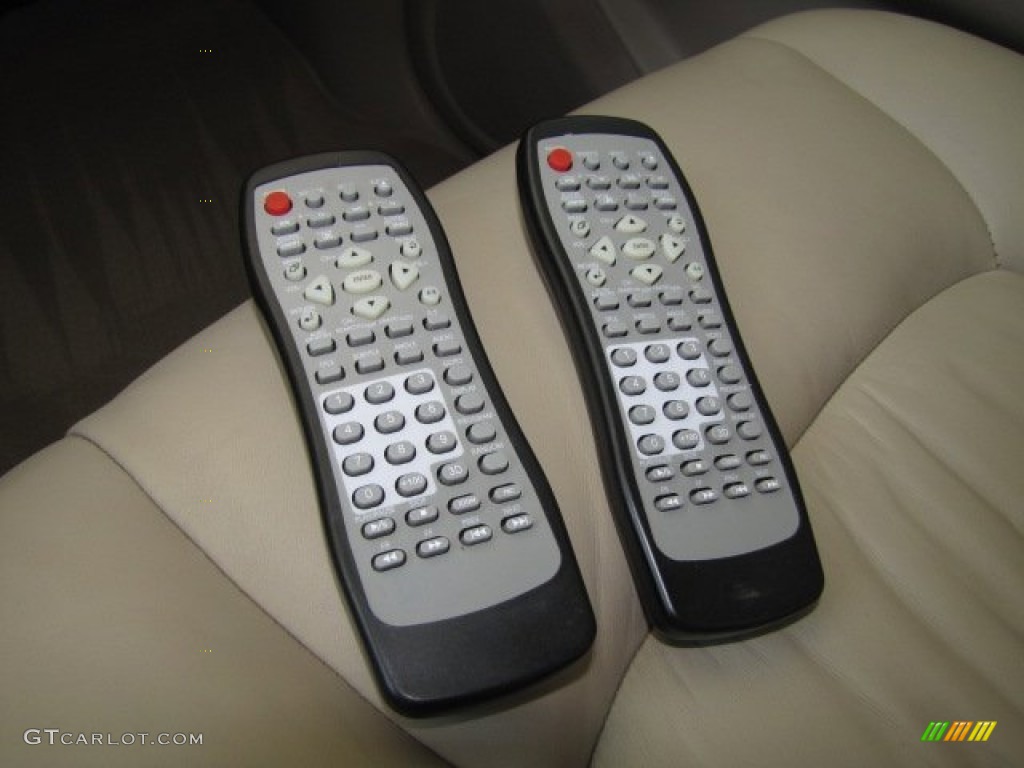 2006 LX 470 - Crystal White / Ivory photo #42