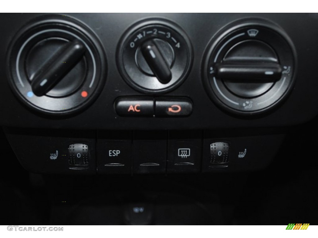 2007 Volkswagen New Beetle 2.5 Convertible Controls Photo #81291445
