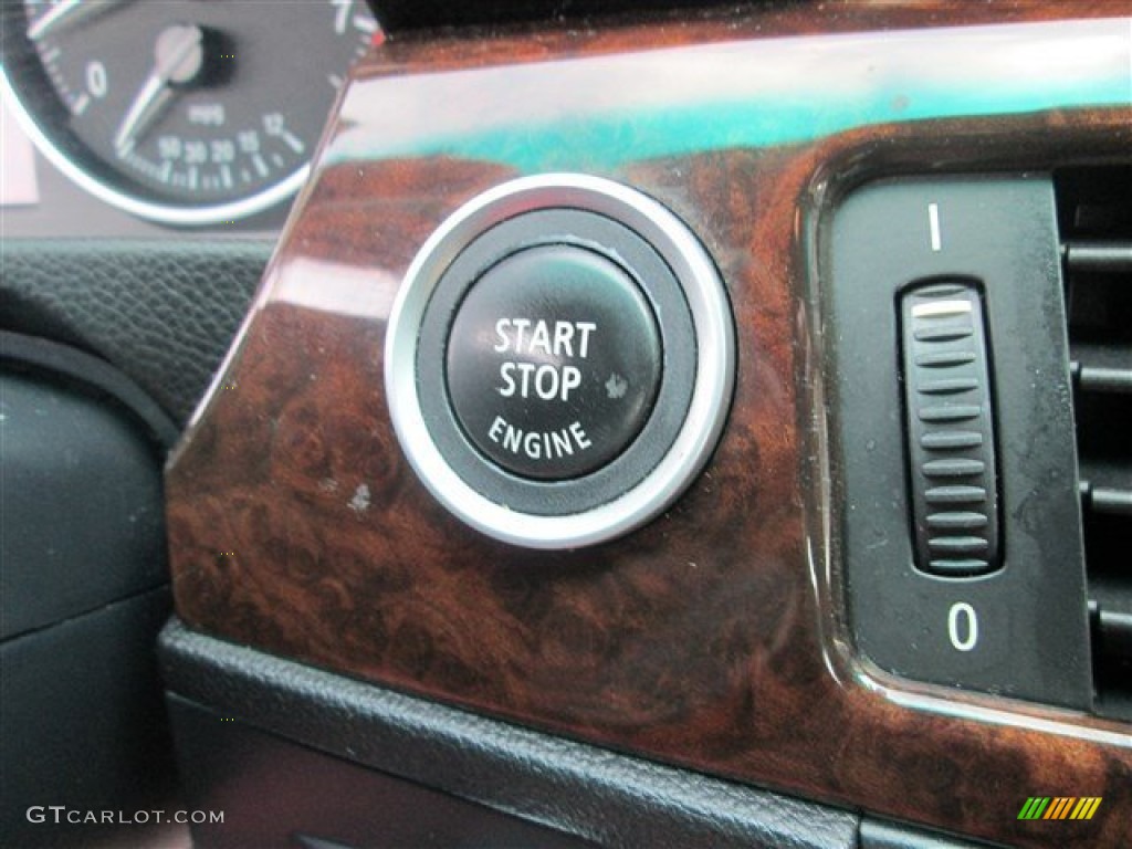 2010 BMW 3 Series 328i xDrive Sedan Controls Photo #81303379