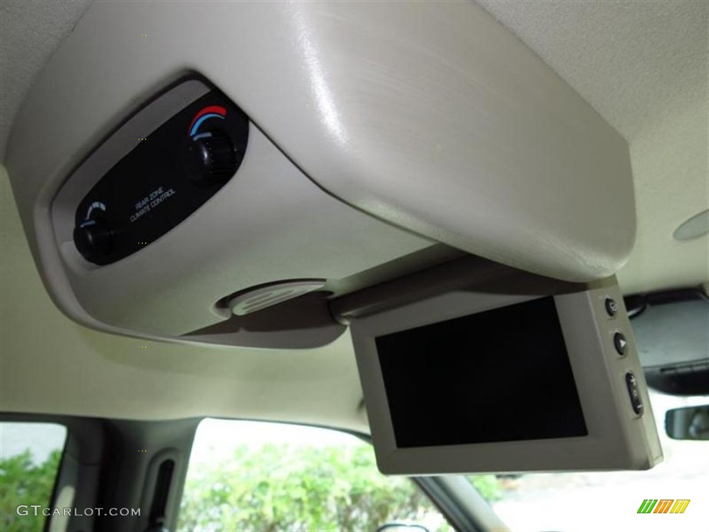 2004 Dodge Grand Caravan SXT Entertainment System Photo #81309922